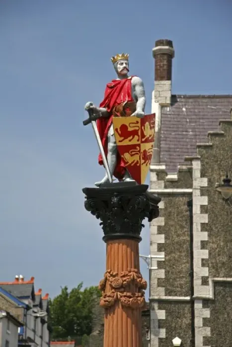 Framed Print : Conwy, Wales. The magnificent walled city of Conwy, and a sculpture of a Welsh knight Framed Print : Conwy, Wales. The magnificent walled city of Conwy, and a sculpture of a Welsh knight