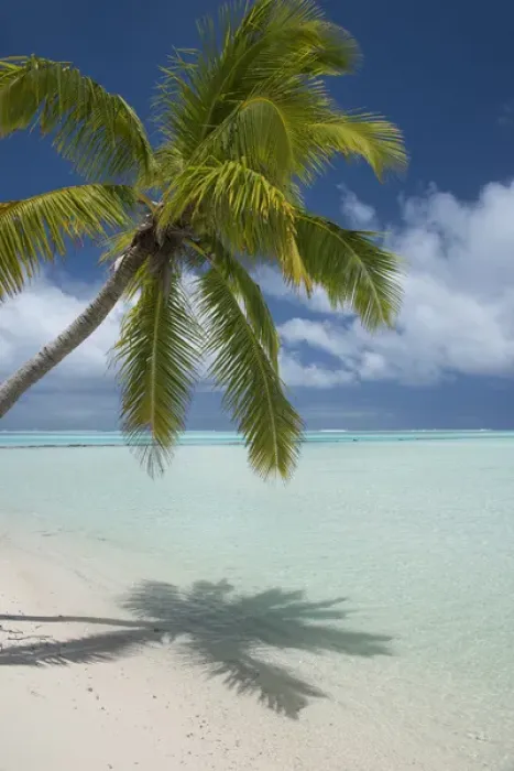 Framed Print : Cook Islands, Aitutaki (aka Araura). One Foot Island, a small motu in Framed Print : Cook Islands, Aitutaki (aka Araura). One Foot Island, a small motu in