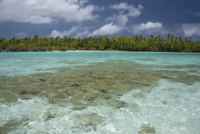 Framed Print : Cook Islands, Aitutaki (aka Araura). One Foot Island, a small motu or Framed Print : Cook Islands, Aitutaki (aka Araura). One Foot Island, a small motu or