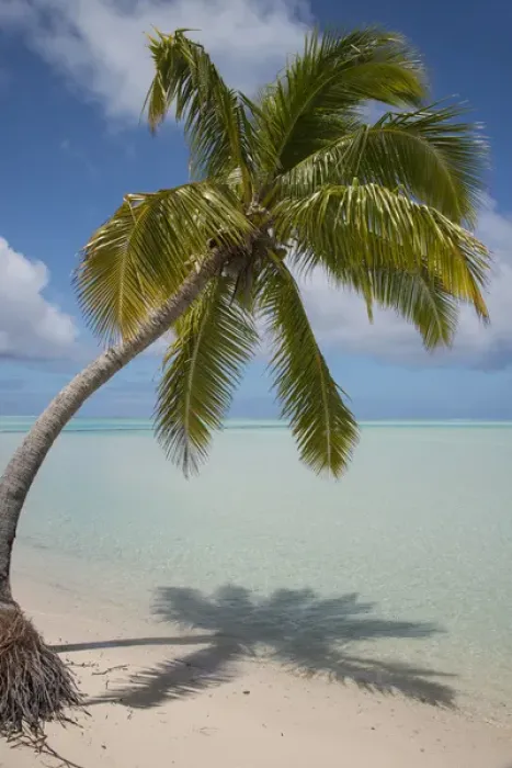 Framed Print : Cook Islands, Aitutaki (aka Araura). One Foot Island, a small motu in Framed Print : Cook Islands, Aitutaki (aka Araura). One Foot Island, a small motu in