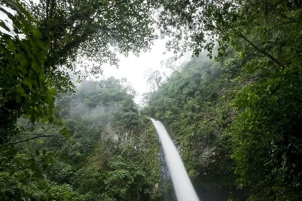 Costa Rica, La Fortuna, Waterfall in rainforest along Fortuna River