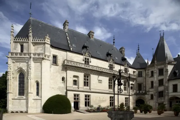 Framed Print : The courtyard of Chateau de Chaumont-Sur-Loire. Chaumont-Sur-Loire. Loire Valley. France Framed Print : The courtyard of Chateau de Chaumont-Sur-Loire. Chaumont-Sur-Loire. Loire Valley. France