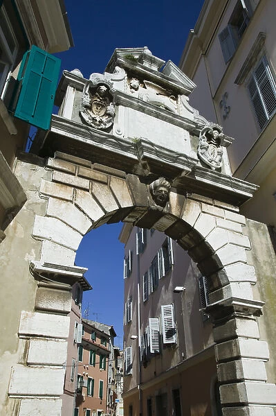 CROATIA, Istria, ROVINJ. ROVINJ old town, Balbi Arch (b. 1679 at the site of the old