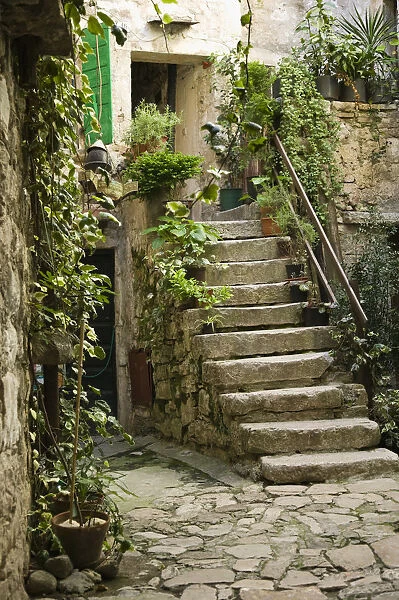 CROATIA, Istria, ROVINJ. ROVINJ old town, staircase