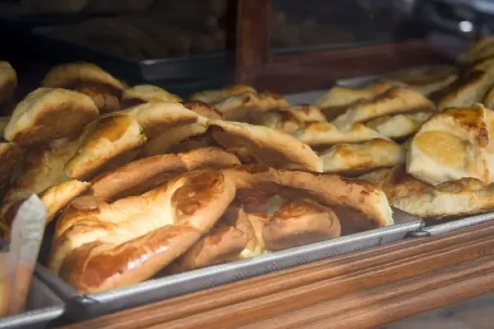 Framed Print : Croissants in the window of a Mexican bakery in Mexico City, Mexico