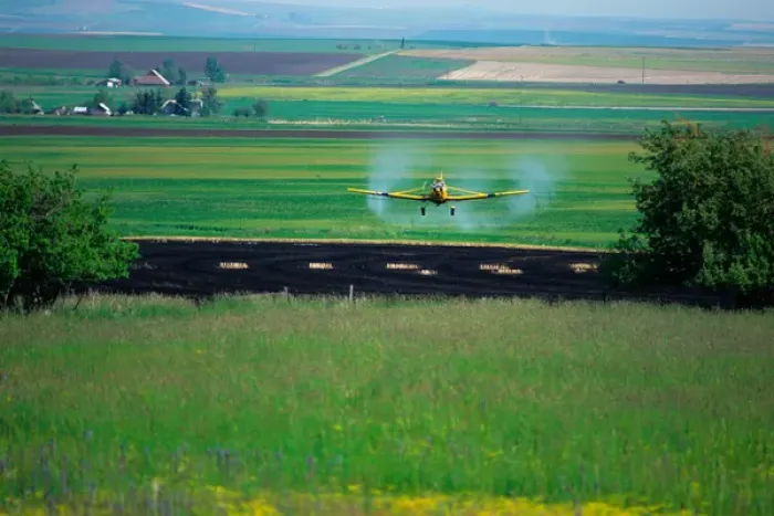 Framed Print : Cropduster spraying a field near Grangeville, Idaho. cropdusting, cropduster Framed Print : Cropduster spraying a field near Grangeville, Idaho. cropdusting, cropduster