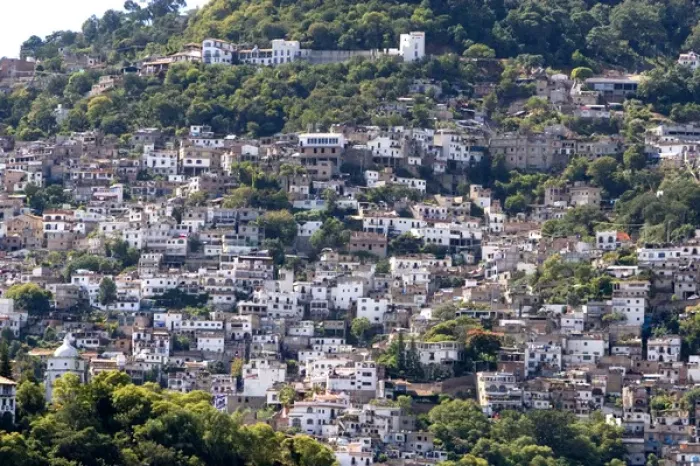 Framed Print : Crowded housing on a hillside at Taxco in the State of Guerrero, Mexico Framed Print : Crowded housing on a hillside at Taxco in the State of Guerrero, Mexico