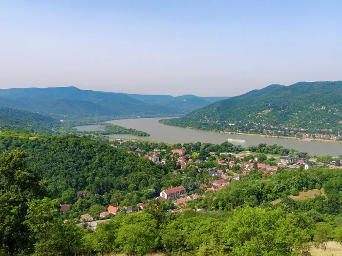 Framed Print : The Danube Bend near Visegrad, left the Pilis Mountains, right the Western Carpathian Mountains, Hungary Framed Print : The Danube Bend near Visegrad, left the Pilis Mountains, right the Western Carpathian Mountains, Hungary