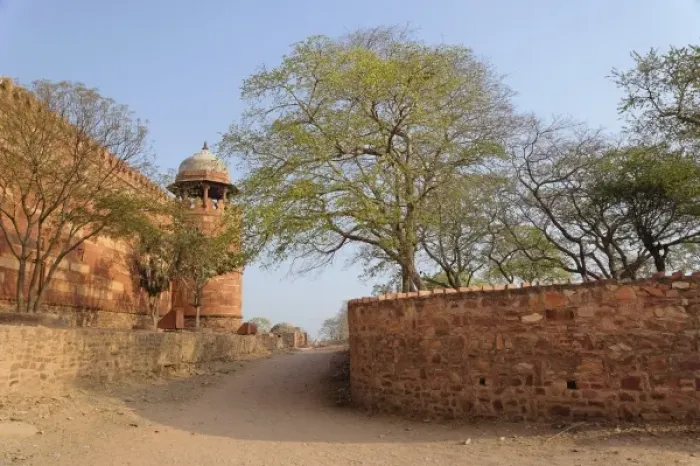 Framed Print : Dirt road beside Fatehpur Sikri, in the state of Uttar Pradesh, India
