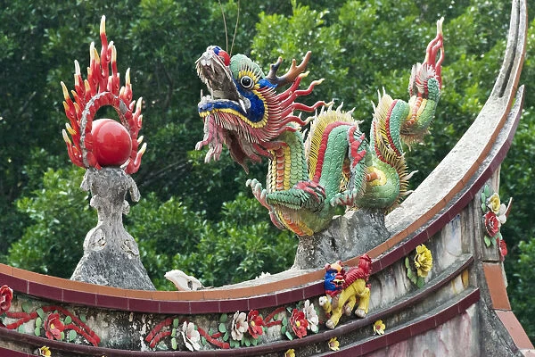 Dragon sculpture on the roof of a temple, Xiamen, Fujian Province, China