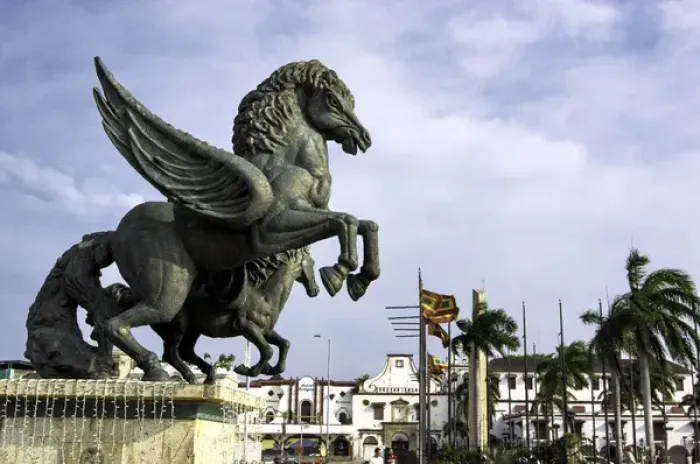 Framed Print : Dramatic and inspiring equine sculptures link Getsemani with El Centro districts of Cartagena Framed Print : Dramatic and inspiring equine sculptures link Getsemani with El Centro districts of Cartagena