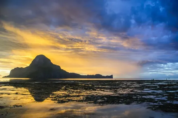 Framed Print : Dramatic sunset light over the bay of El Nido, Bacuit Archipelago, Palawan, Philippines