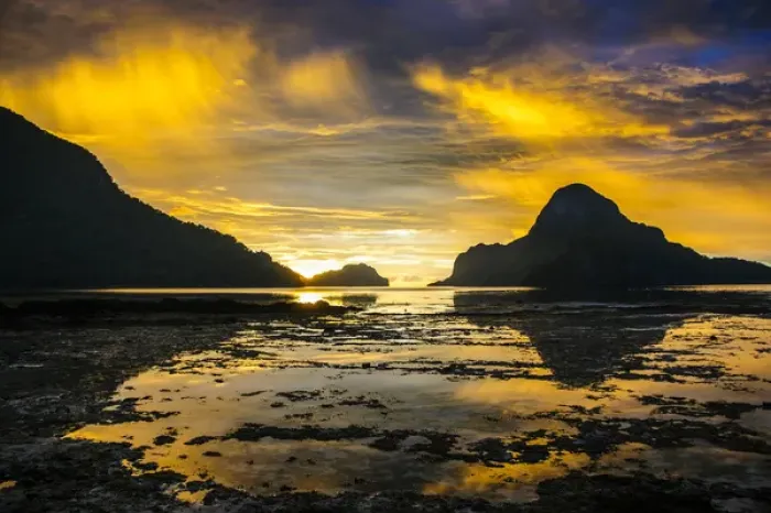 Framed Print : Dramatic sunset light over the bay of El Nido, Bacuit Archipelago, Palawan, Philippines