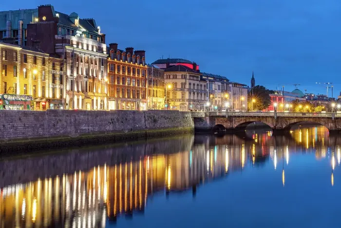 Framed Print : Dusk along Wellington Quay and the River Liffey in downtown Dublin, Ireland