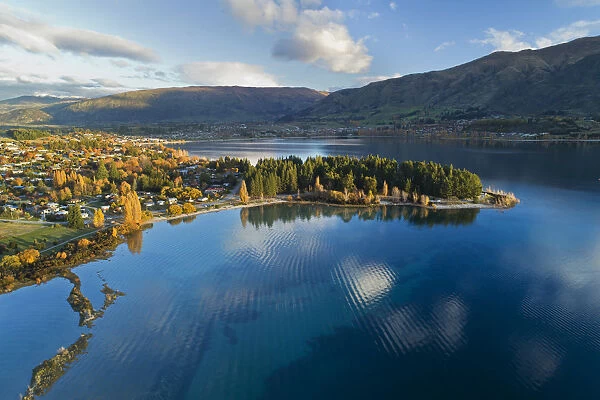 Eely Point, Lake Wanaka, in autumn, Otago, South Island, New Zealand