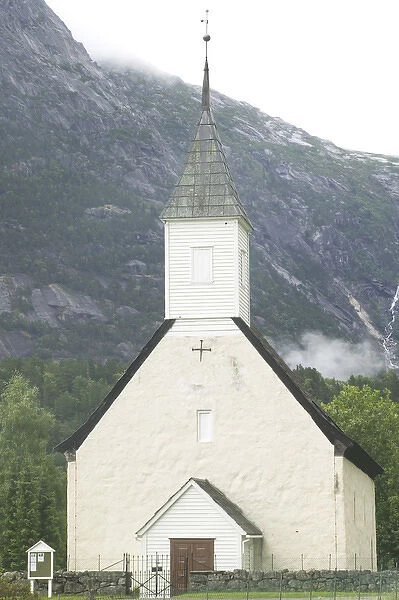 EidFjord church nesteld in the magnificant Eidfjord valley
