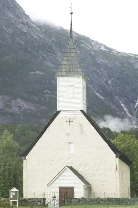 Framed Print : EidFjord church nesteld in the magnificant Eidfjord valley