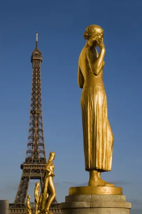 Framed Print : Eiffel Tower, statue at the Palais de Chaillot, Paris, France Framed Print : Eiffel Tower, statue at the Palais de Chaillot, Paris, France