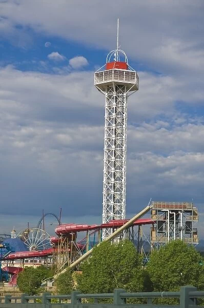 Elitch Gardens began as an amusement park in 1890 and included a zoo, botanical gardens