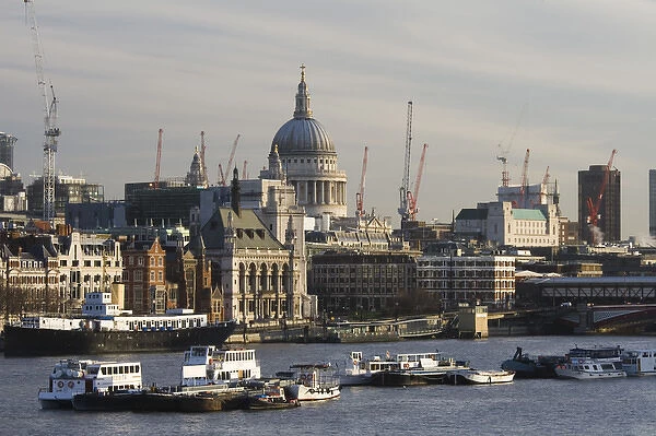 ENGLAND-London: View towards St. Pauls Cathedral along Thames River  /  Morning