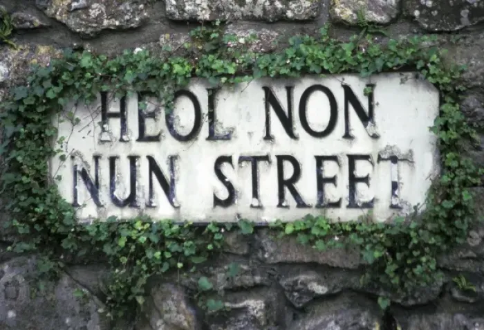 Framed Print : England, Wales, St. David s. Bi-ligual street sign