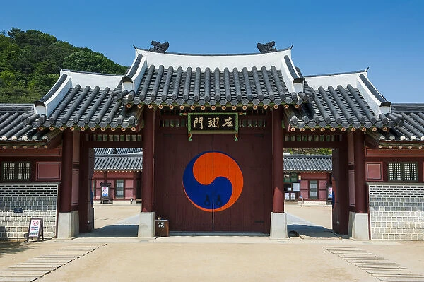 Entrance gate to the Hwaseong Haenggung palace in the Unesco world heritage sight