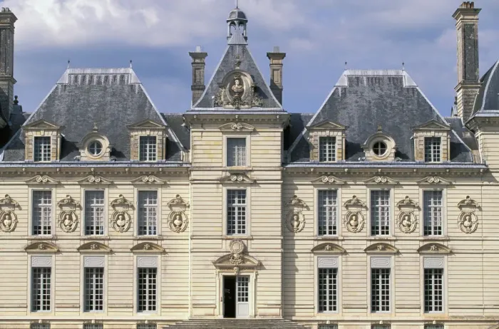 Framed Print : EU, France, Loire Valley, Loir-et-Cher. Chateau de Cheverny, Front Entrance
