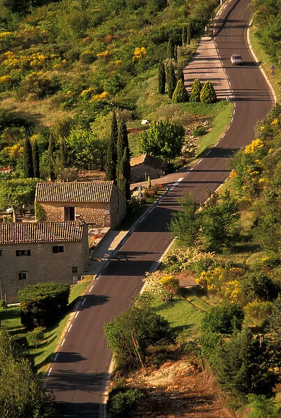 EU, France, Provence, Vaucluse, Gordes. View along Route D2
