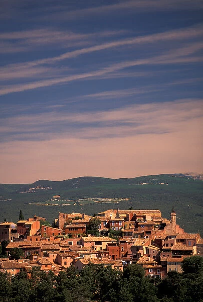 EU, France, Provence, Vaucluse, Roussillon. Town view and Mt. Ventoux