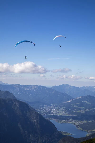 Europe, Austria, Dachstein, Paragliders as they soar above Lake Hallstatt