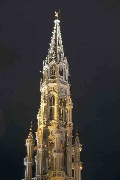 Europe, Belgium, Brabant, Brussels Grand Place, evening, tower of Hotel de Ville
