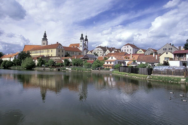 Europe, Czech Republic, South Moravia, Telc Town view from Ulicky Pond