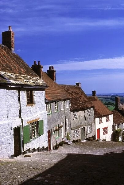 Europe, England, Gold Hill. The steep street known as Gold Hill tumbles down Shaftesbury s
