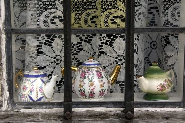 Europe, England, Midlands, Warwickshire, Stratford-upon-Avon. English tea pots in window