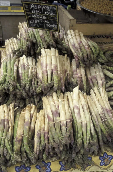 Europe, France, Aix en Provence. Asparagus in outdoor market