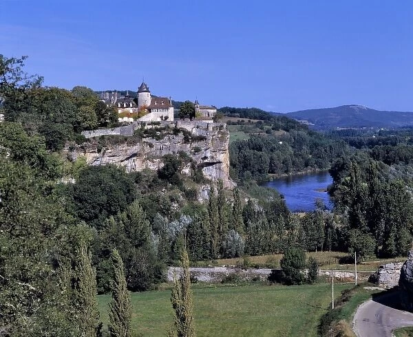 Europe, France, Dordogne River. Le Cave Chateau sits atop a promontory above the