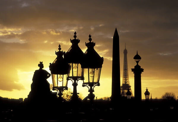 Europe, France, Paris Place de la Concorde; street lamp; Obelisque; Eiffel Tower