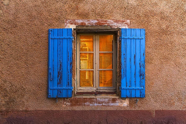 Europe, France, Provence, Roussillon. Blue window shutters