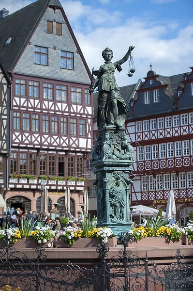 Europe, Germany, Hessen, Frankfurt, WeihnachtsmarktaA, old city center market, fountain