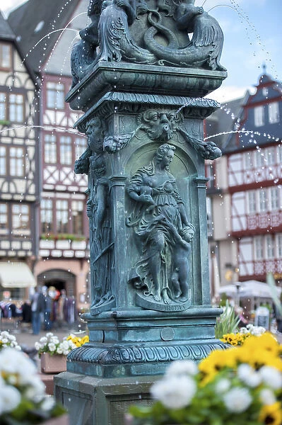 Europe, Germany, Hessen, Frankfurt, WeihnachtsmarktaA, old city center market, fountain