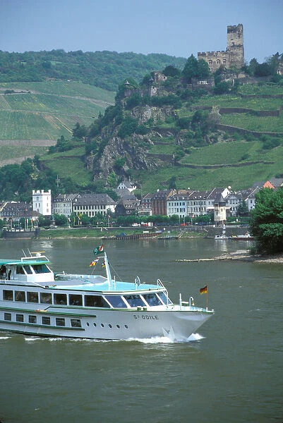Europe, Germany, Rhineland, Pfalz, Kaub. Rhine tour boats