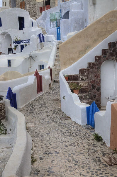 Europe, Greece, Greek Island, Santorini, Walkway in town of Oia with colorful gates