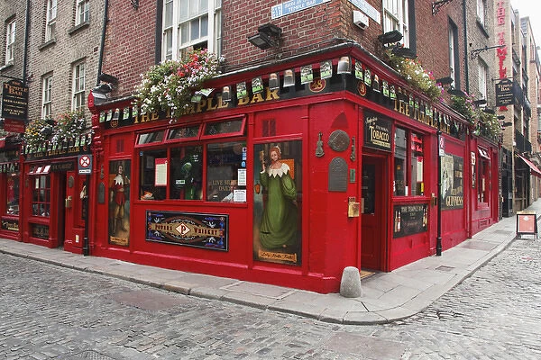 Europe, Ireland, Dublin. Exterior of popular Temple Bar in the Temple Bar district