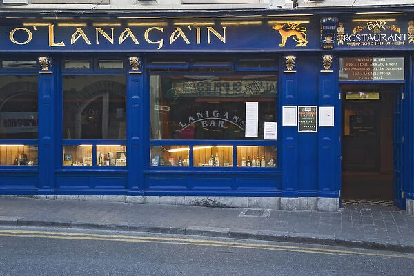 Europe, Ireland, Kilkenny. Exterior of O Lanagain bar and restaurant. Credit as