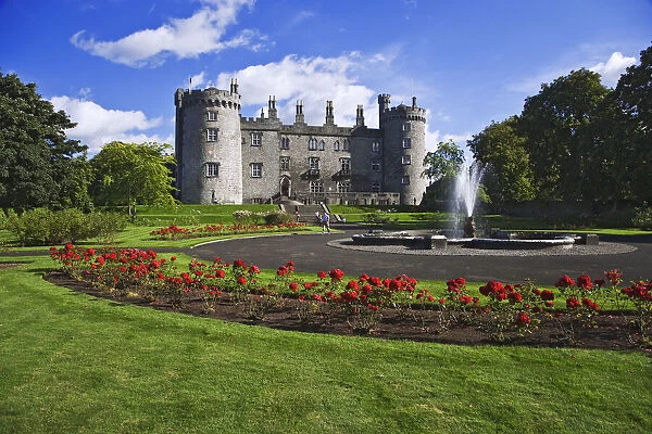 Europe, Ireland, Kilkenny. Kilkenny Castle and rose garden
