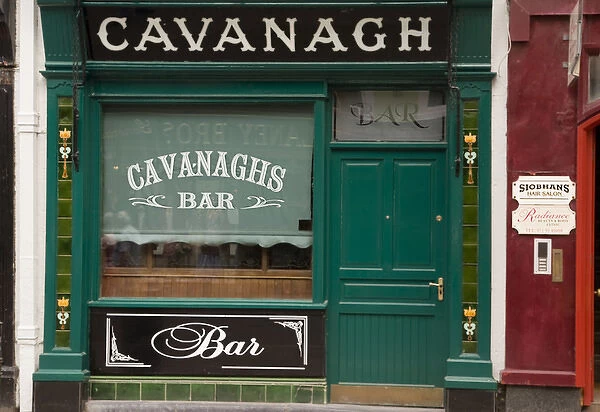 Europe, Ireland, Sligo. Front of traditional Irish pub. Credit as: Wendy Kaveney