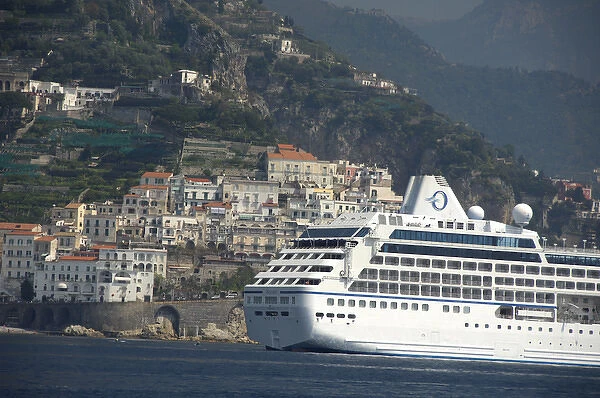 Europe, Italy, Amalfi Coast, Bay of Salerno, Amalfi. Oceania cruise ship, Regatta
