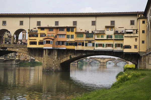 Europe, Italy, Florence. River Arno and Ponte Vecchio bridge