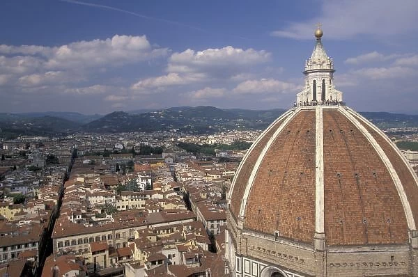 Europe, Italy, Tuscany, Florence. Piazza del Duomo, view of the Duomos dome