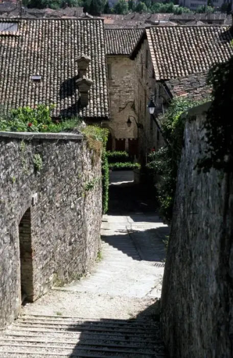 Framed Print : Europe, Italy, Umbria, Assisi. Steep Medieval walkway